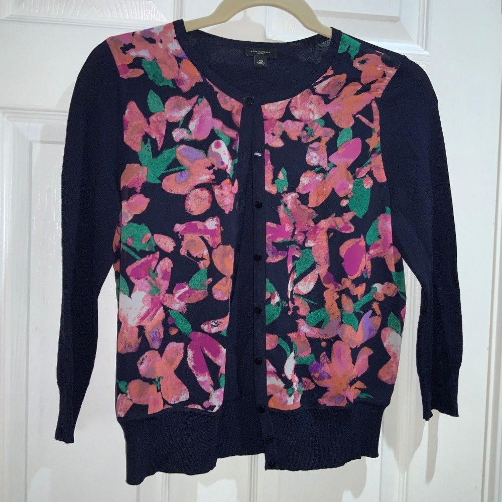 Ann Taylor floral front sweater Sz XS button front